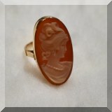 J04. Gold cameo ring. 